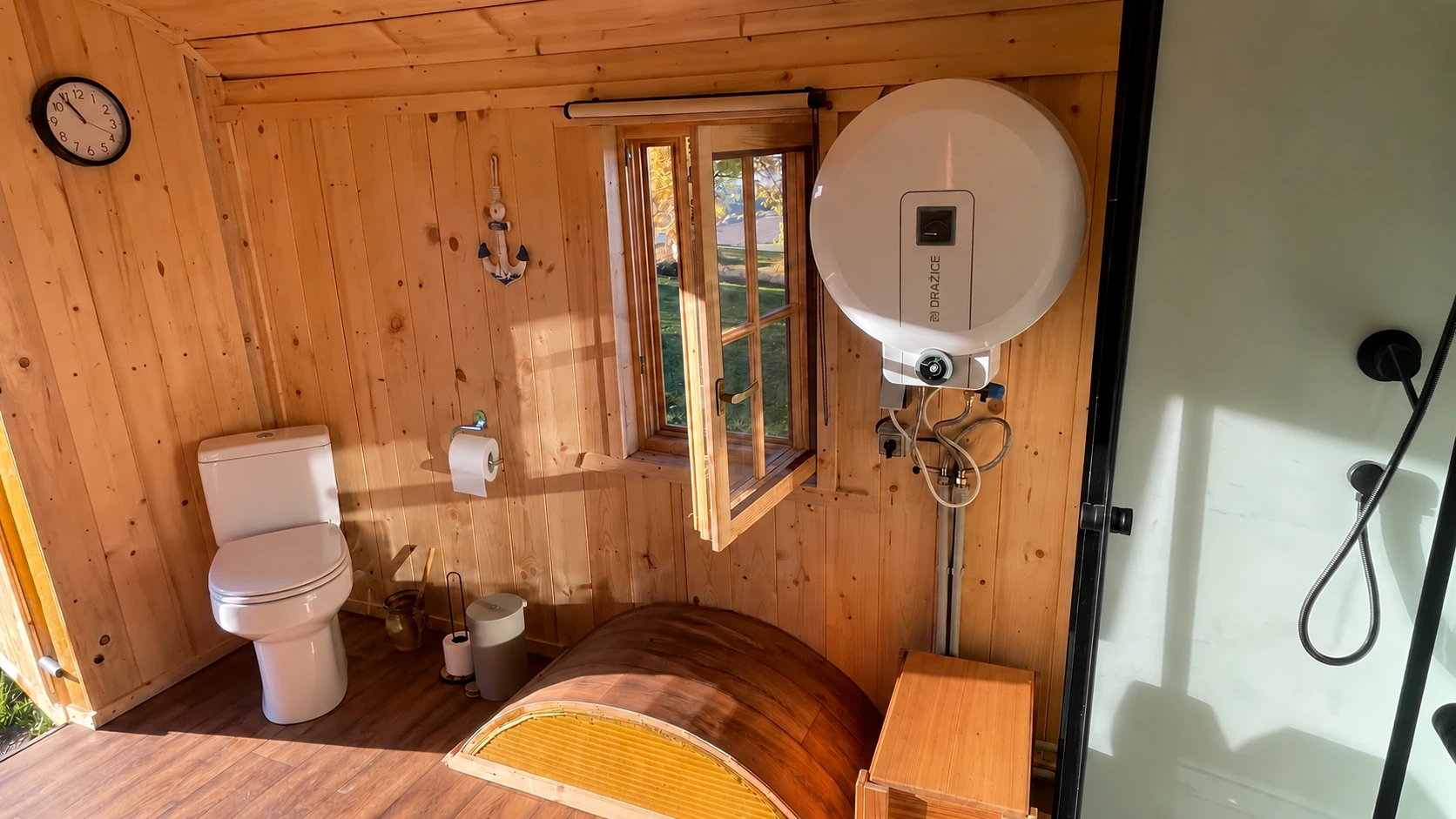 Druhý pohled do koupelnové maringotky se sprchou, ohřevem vody a toaletou