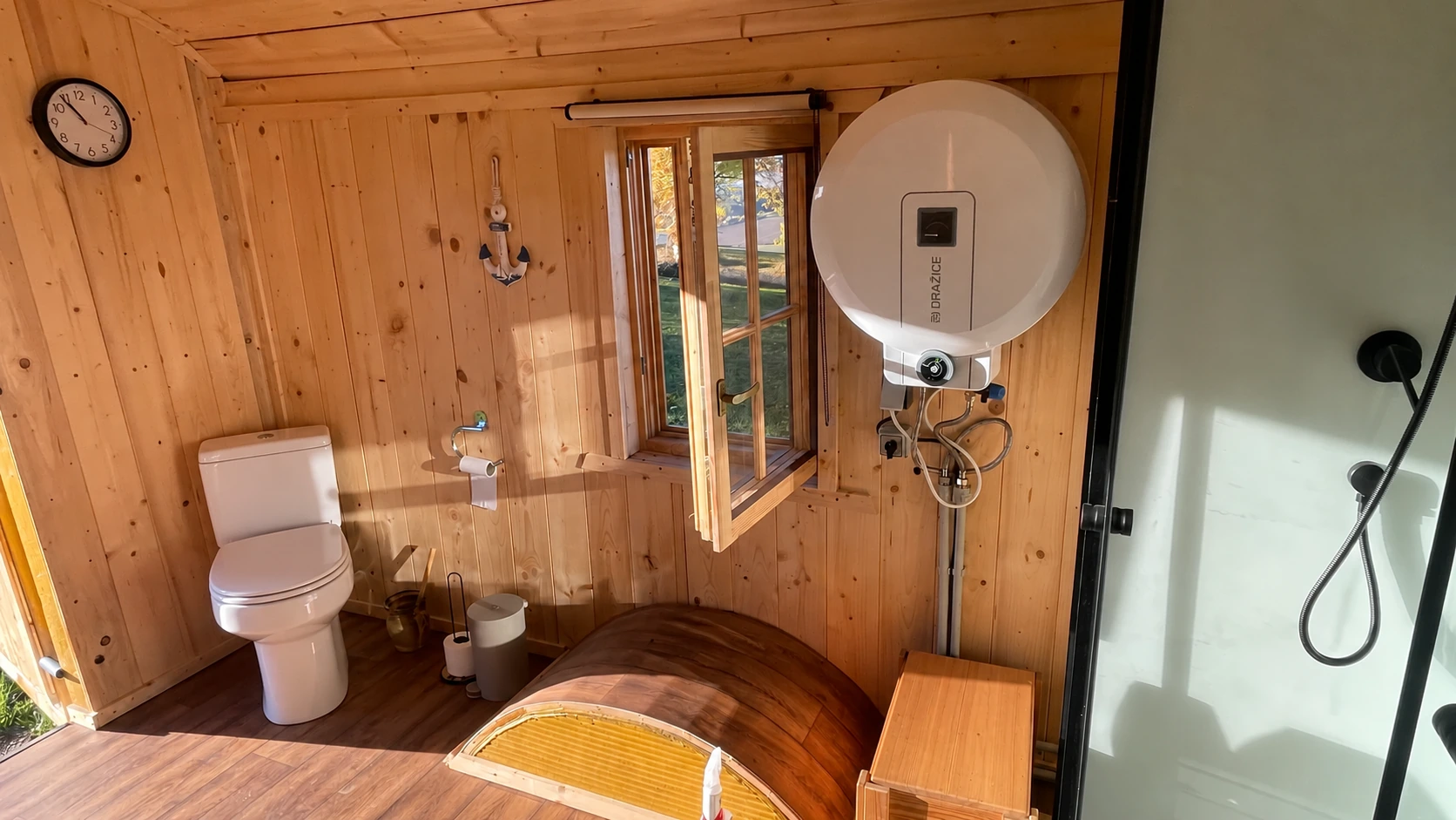 Druhý pohled do koupelnové maringotky se sprchou, ohřevem vody a toaletou