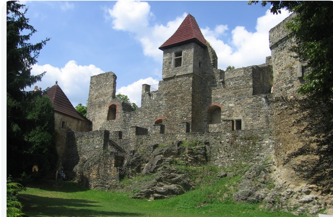 Kamenné hradby a věže hradu Klenová